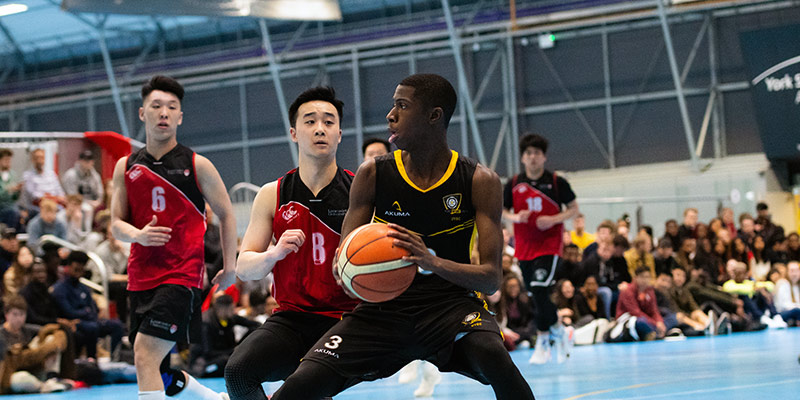 湖人“三分重炮”击垮火箭，替补骑兵发威，火箭半场0罚球.